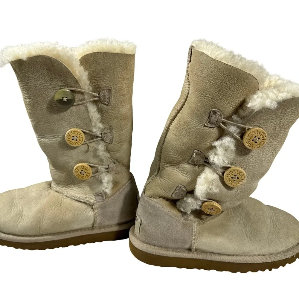 UGG Australia‎ Bailey Button Triplet Beige Tall Boots Youth(big Kid) 2 Sheepskin